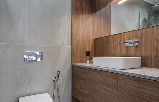 fuga na brązowych płytkach